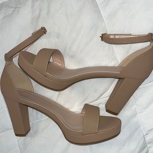Nude heels NWOT